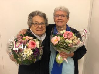 Ida Widmer (links) und Micheline Thomann wurden für ihre 60-jährige Mitgliedschaft mit Blumen bedacht.